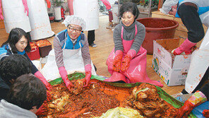 [함께가는 공기업]한국가스안전공사, 음성 복지시설 찾아 김장담그기 봉사