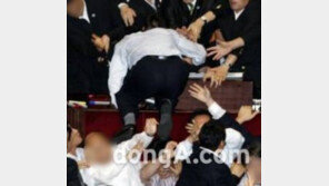 "여야의 정쟁 사회 갈등 악화 시킨다" 국민들의 생각 들어보니 54%가... 