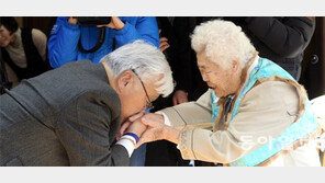 ‘위안부 결의안 주역’ 美 혼다 의원, 위안부 할머니 손에 입맞춤