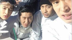 ‘가요대전’ 타블로, 바비-비아이와 인증샷 “송민호는 화장실”