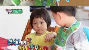 슈퍼맨 추사랑, 삼둥이와 딸기 먹방에도 누나다운 면모 과시…만세에게 양보