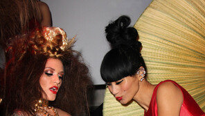 [화보] 中 바이링, 女모델 가슴 만지더니… ‘돌발행동’