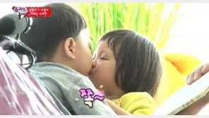 ‘슈퍼맨이 돌아왔다’ 추사랑, 송만세와 깜찍한 입맞춤