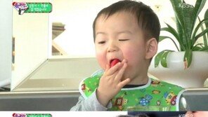 슈퍼맨 추사랑, 삼둥이와 딸기 먹방 대결…“승자는?”