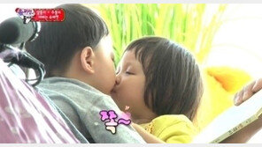 ‘슈퍼맨이 돌아왔다’ 추사랑, 만세와 러브라인… 앙증맞네!