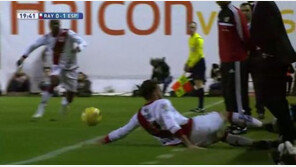 [영상] 라요 수비수 퀴니, 감독 향해 살인태클?