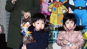 이영애 쌍둥이와 뮤지컬 관람 포착…방부제 미모 여신 인증 [포토]