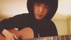 찬열, 팬들에 달콤한 기타 연주 선사 “메리 크리스마스 이브”
