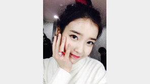 아이유, 산타클로스 반지 끼고 “메리 크리스마스” 청순