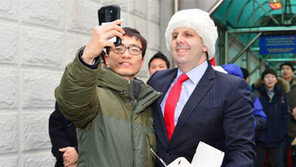 산타모자 쓰고 도넛 나눠주는 주한美대사