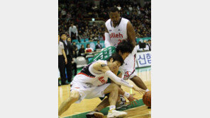 조성민 윤호영, 농구 경기 중 살벌한 기싸움…누가 먼저 시작했나? 