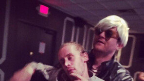 맥컬리 컬킨 근황, 사망설 속 SNS 사진…눈감고 쓰려져 ‘헉!’