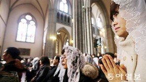 아기 예수 탄생 축하… 두손 모은 명동성당