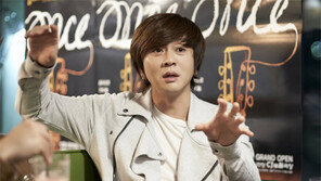 뮤지컬 ‘원스’의 싱어송라이터 가이 역으로 변신한 가수 윤도현