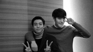 ‘기술자들’ 김우빈-이현우, 실제 형제 같은 흑백 사진 “훈훈한 분위기”