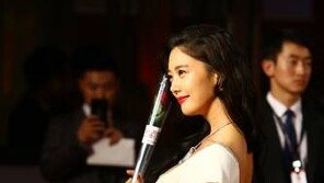 클라라 ‘귀요미송2’에 男心 ‘초토화’…밀착 보디슈트 사이로 ‘압도적 볼륨’