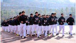 올 시즌 추락한 롯데, 연봉은 인상…왜?