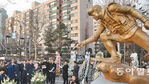 오리발 끼고 산소탱크 메고… ‘천안함 영웅’ 故한주호 준위 동상 모교에 세워
