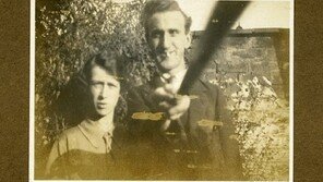 1920년대 셀카봉, 세계 최초라 단정할 순 없어…