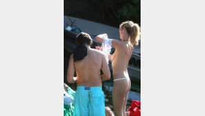 [화보] 하이디 클룸, 해변서 옷 훌러덩 ‘가슴 노출’