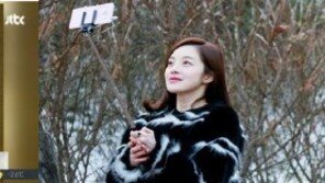 1920년대 셀카봉, 2000년대 셀카봉과 비교하니? “포즈는 똑같네” 폭소