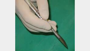 강남 유명 성형외과, 수술실이 파티장? 가슴보형물 민망한 장난…‘낄낄’