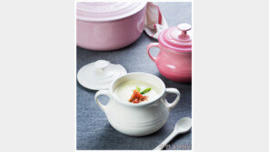 [우먼 동아일보 TV] 따뜻하게 즐겨라! ‘아스파라거스 베이컨 스프’ 푸드 스타일리스트 김현학이 제안하는 르크루제 스프볼 요리