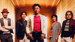 “중의원 해산~ 터무니 없는 소리♬”… 日 인기밴드, 아베 앞에서 ‘애드립’ 