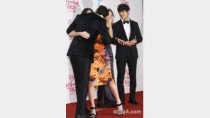 MBC 방송연예대상 유라-홍종현, 키스 퍼포먼스? 레드카펫 기습키스 ‘화들짝’