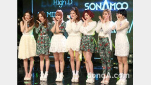 신인걸그룹 소나무, 쇼케이스 열고 활동 시작…‘반전’ 매력 일곱 소녀