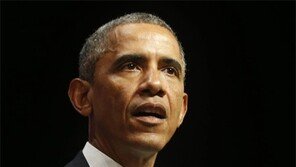 골프 치느라 결혼식 방해한 오바마, 신부에게 직접 전화 걸어…