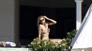 [화보] 하이디 클룸, 가슴 드러낸 채 일광욕