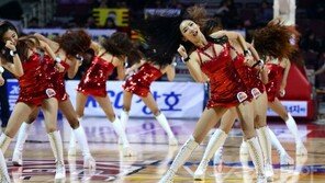 [포토] 치어리더, 화끈한 빨간 의상… ‘섹시미 UP!’
