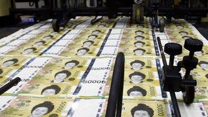 대구 돈벼락, 도심 한복판서 5만원권 160여장을 허공에? “주변 아수라장”