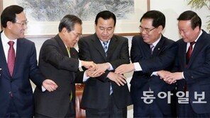 여야 원내대표단, 손 맞잡고 한 해 마무리