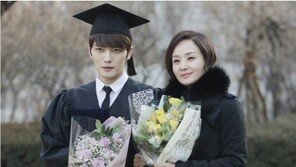 스파이 배종옥, 김재중 팔짱끼고 환한 미소 ‘행복한 모습’