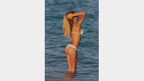 [화보] 로라 크레마시, 탄력 넘치는 비키니 뒷태