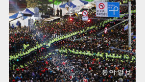 평온했던 ‘제야의 밤’… 막말 쏟아낸 반정부 집회 