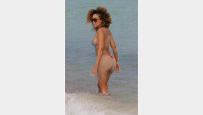 [화보] 아이샤 탈리아, 눈 뗄 수 없는 육감적인 비키니 몸매