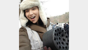박하선, 연탄 봉사 인증샷… 추운 겨울, 훈훈하네!