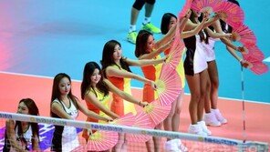 [포토] 치어리더, 부채 파도타기… ‘아름다워’