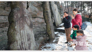 두 눈 감고 두 손 모으고… 새해 소원 비는 가족