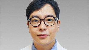 머리감기도 어려운 ‘오십견’, 어떻게 치료해야 할까?