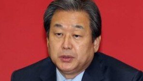 김무성 “요즘 대통령 머리아파 죽으려 한다, 아래 사람들이…”