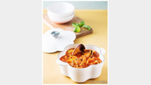 [우먼 동아일보 TV] 영혼을 달래는 ‘대합 토마토 스튜’ 푸드 스타일리스트 김현학이 제안하는 르크루제 플라워 무쇠 냄비 요리