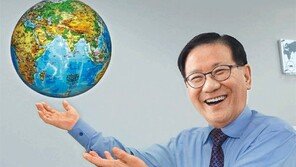 이원복 교수 “32년간 11개국 그리다보니… 먼 인생 이웃인생 다 보여” 