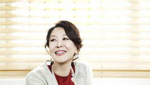 윤석화 “40년의 연기인생…서서히 내려갈 곳이 있어 다행”