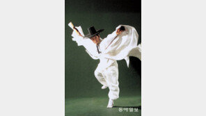 기백 넘치는 남성적 몸짓