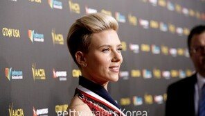 [화보] 스칼렛 요한슨, 깜짝 쇼트 커트 등장… 섹시함 ‘물씬’