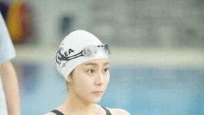 ‘호구의 사랑’ 유이, 완벽한 수영복 몸매 자랑…수영 실력도 ‘일품’